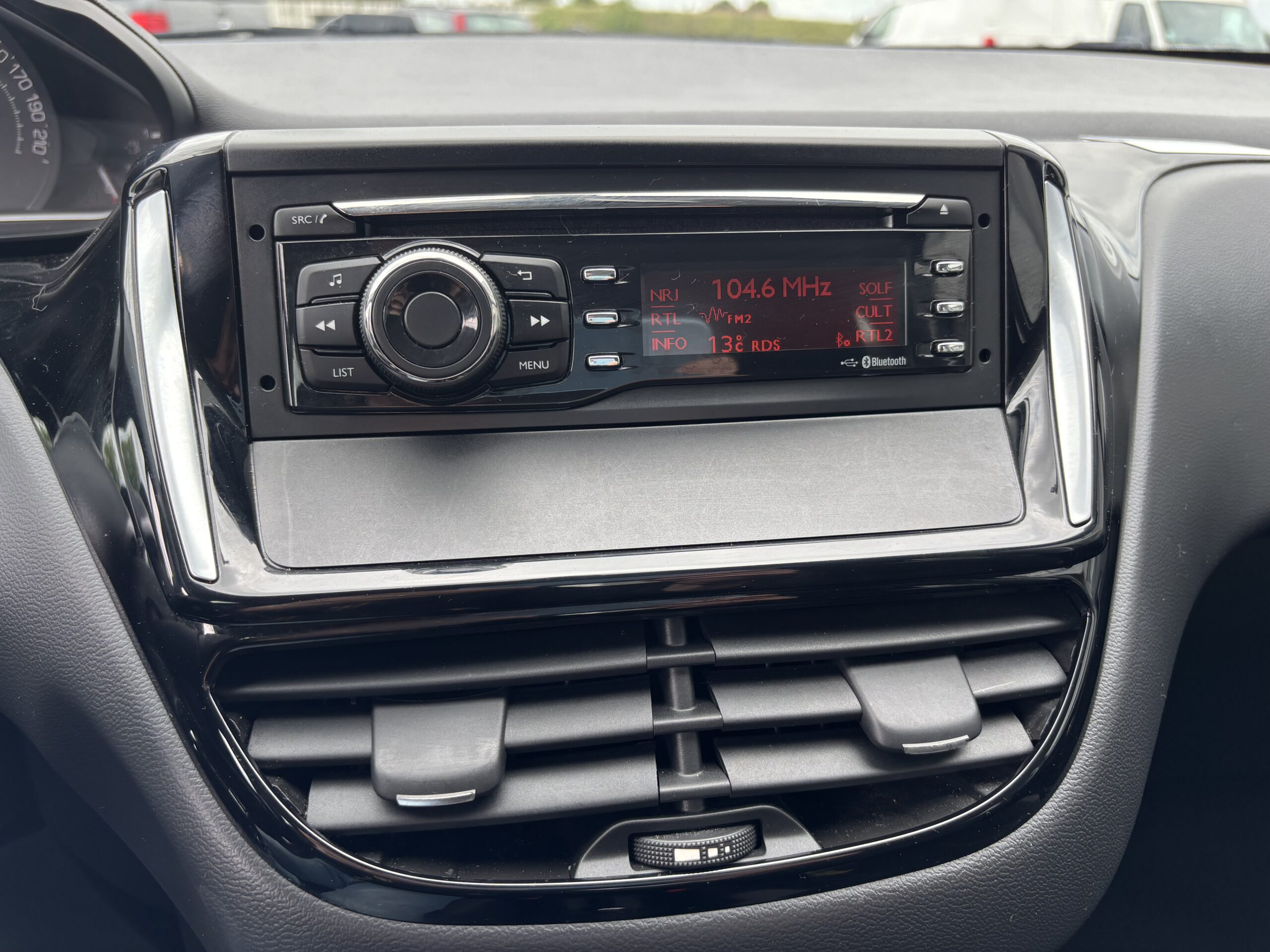 
								Peugeot 208 1L6 BlueHDI 75cv full									