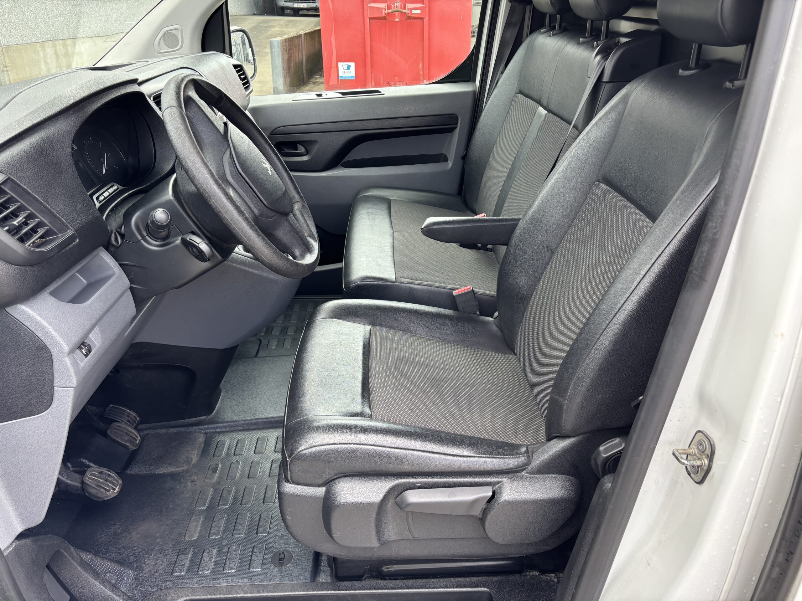 
								Peugeot Expert 2L BlueHDI 120 Asphalt Long full									