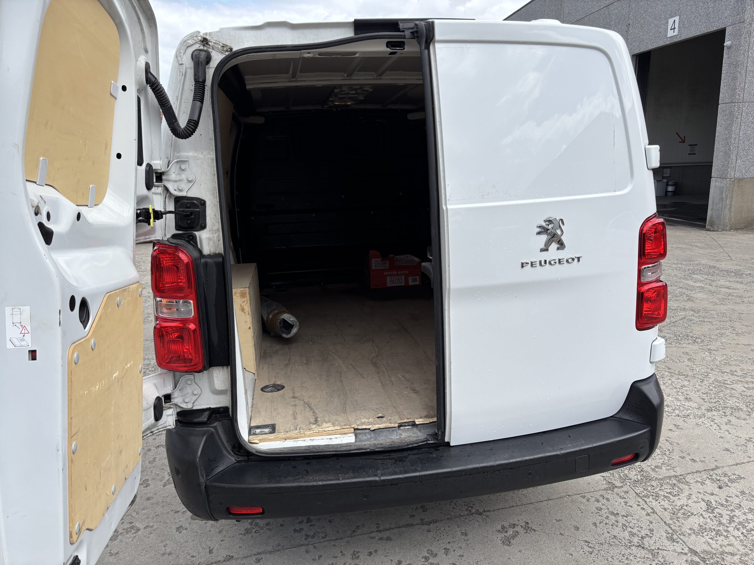 
								Peugeot Expert 2L BlueHDI 120 Asphalt Long full									