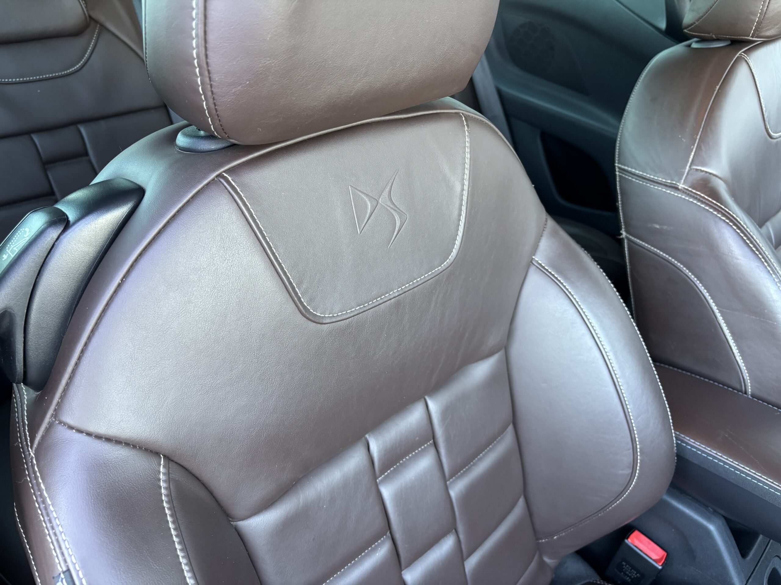 
								DS DS3 1.6 BlueHDI 100 – Série spéciale Café racer full									