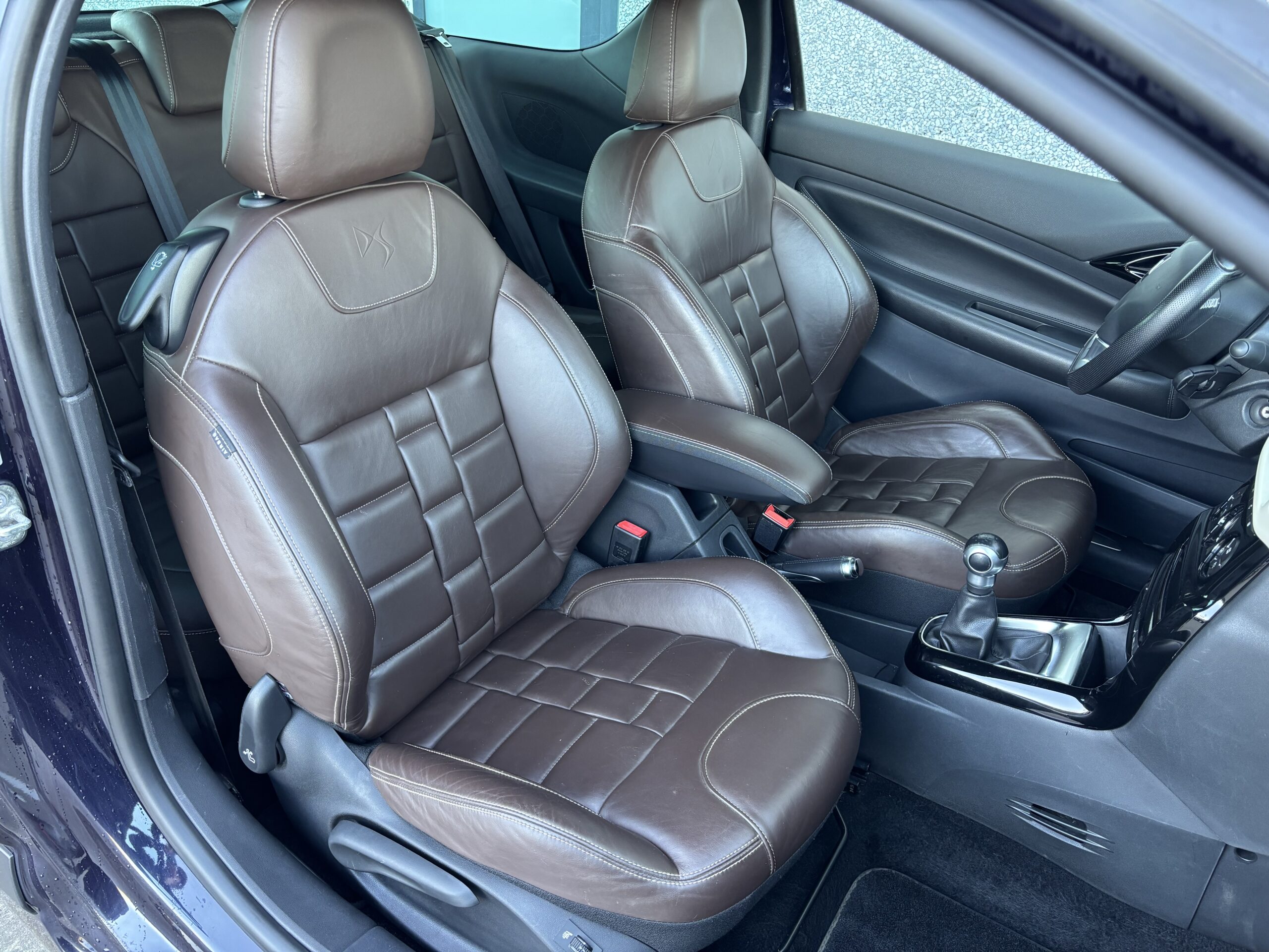 
								DS DS3 1.6 BlueHDI 100 – Série spéciale Café racer full									