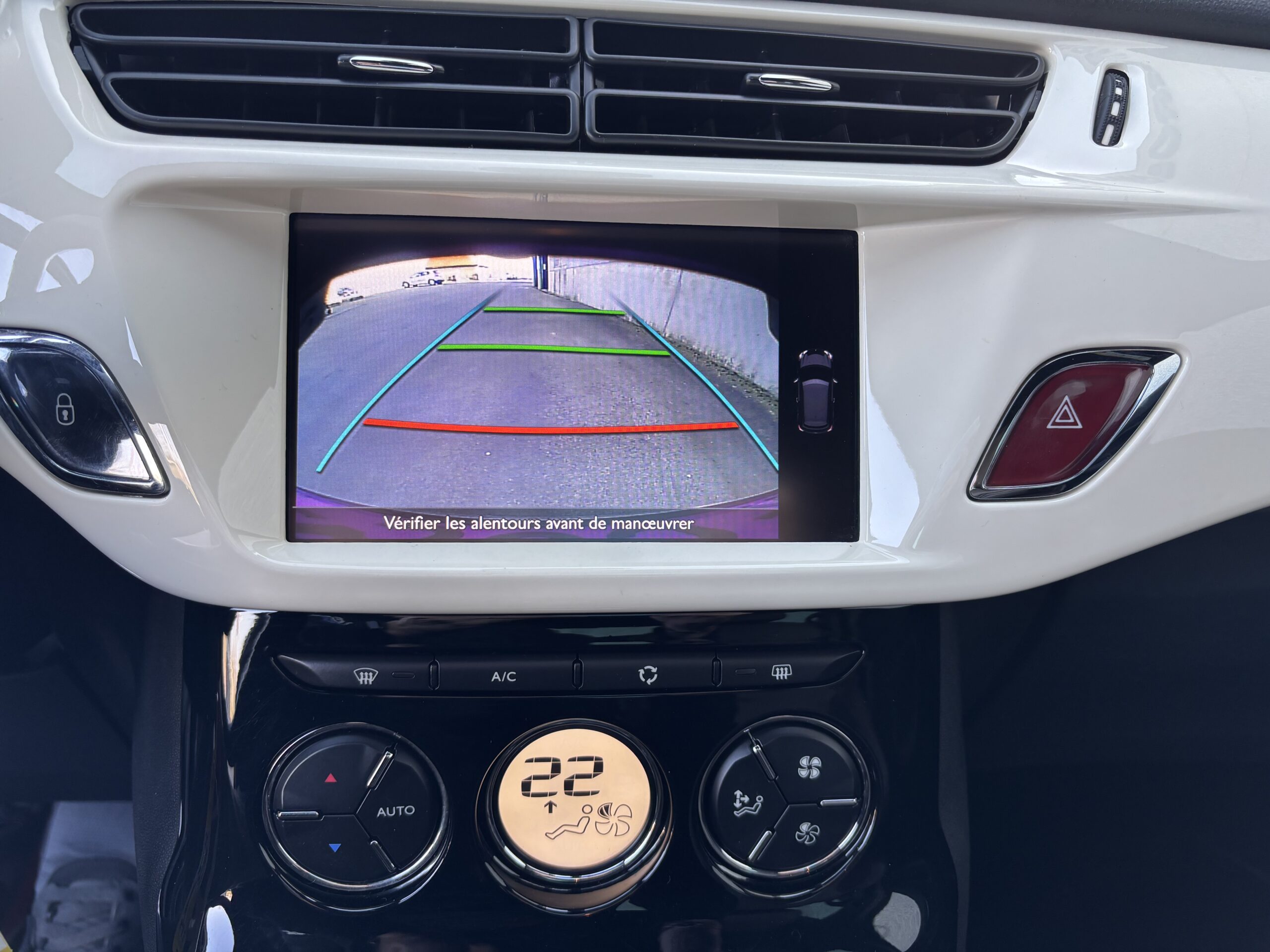 
								DS DS3 1.6 BlueHDI 100 – Série spéciale Café racer full									