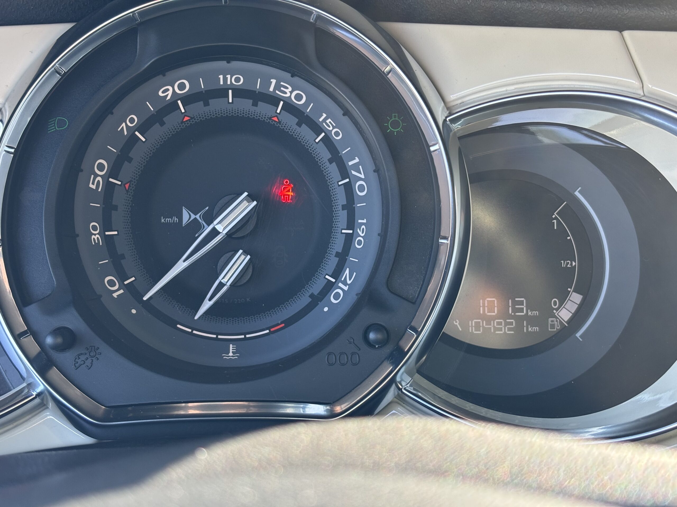 
								DS DS3 1.6 BlueHDI 100 – Série spéciale Café racer full									