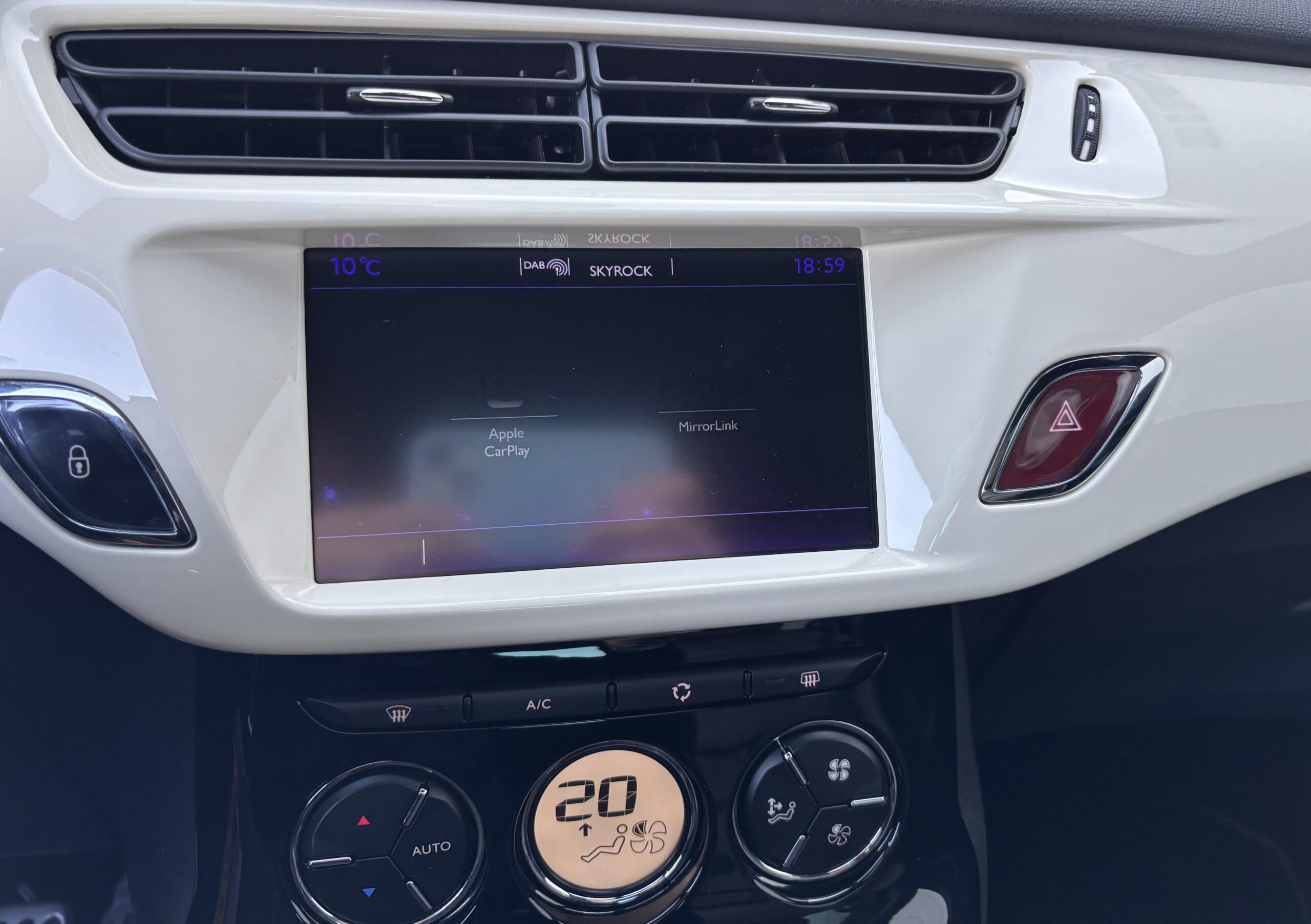 
								DS DS3 1.6 BlueHDI 100 – Série spéciale Café racer full									