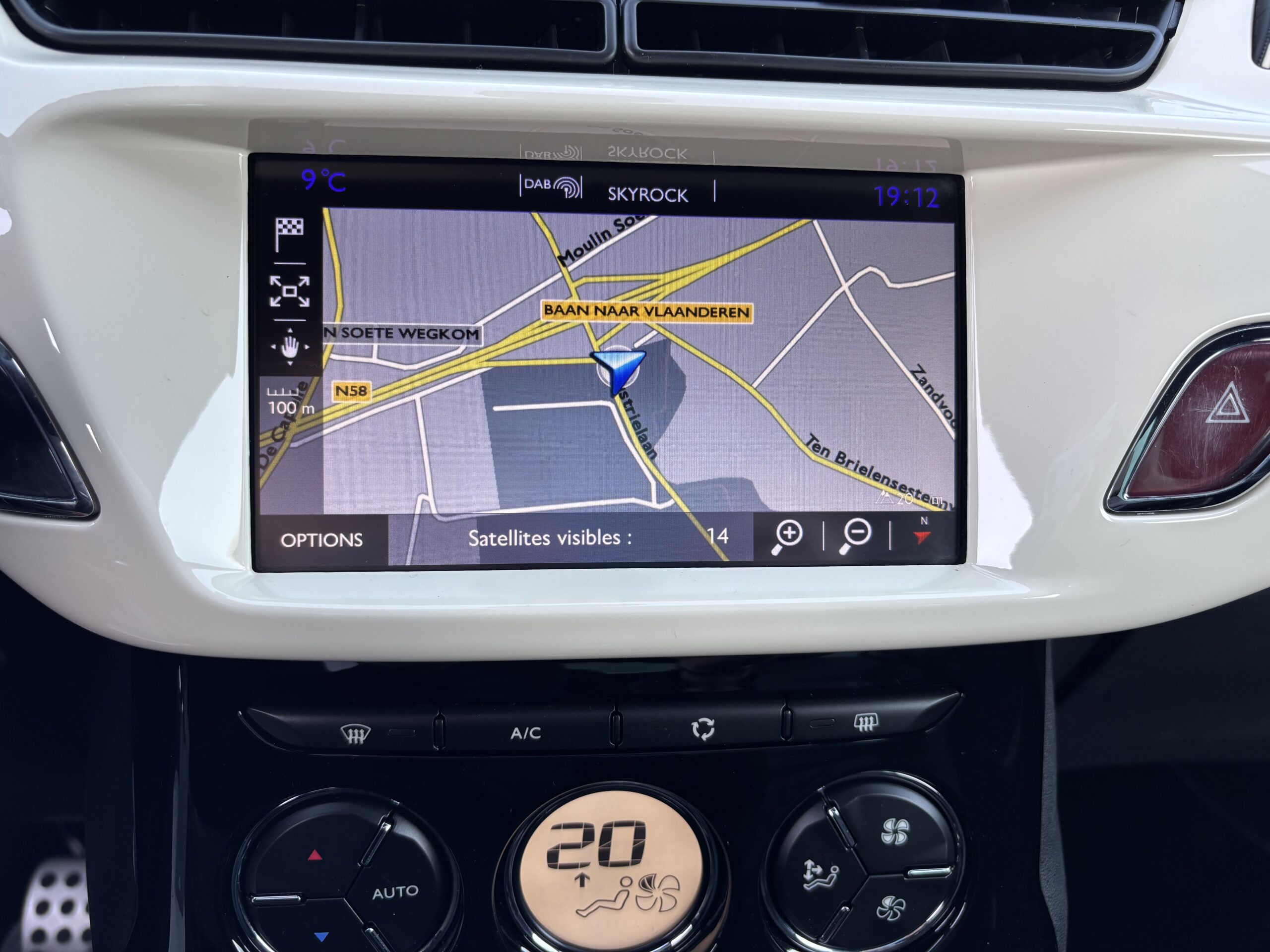 
								DS DS3 1.6 BlueHDI 100 – Série spéciale Café racer full									